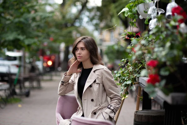 Красивая Молодая Женщина Носит Бежевое Пальто Ожидая Кого Уличном Кафе — стоковое фото
