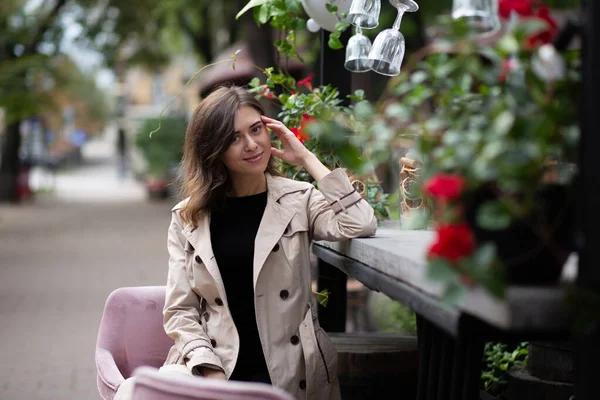 Herrliche Junge Frau Beigem Mantel Sitzt Morgens Straßencafé Außendekoration Mit — Stockfoto