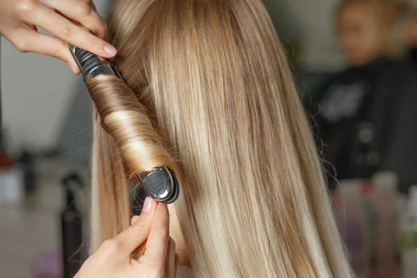 Peluquero Hace Bucles Con Plancha Estilo Cliente Salón Belleza Primer — Foto de Stock