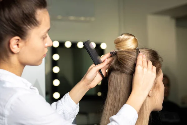 Peluquería Hace Peinado Una Mujer Adorable Pelo Largo Salón Belleza — Foto de Stock