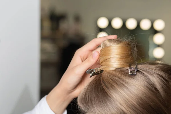 Closeup Shot Hairdresser Hand Preparing Hair Styling Beauty Salon — Stock Photo, Image