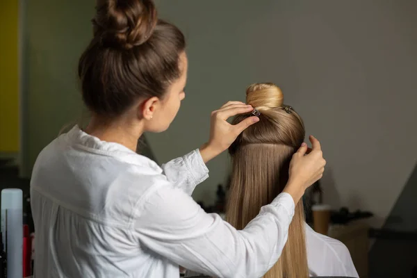 Hairdresser Does Hair Styling Long Haired Blond Woman Beauty Salon — Stock Photo, Image