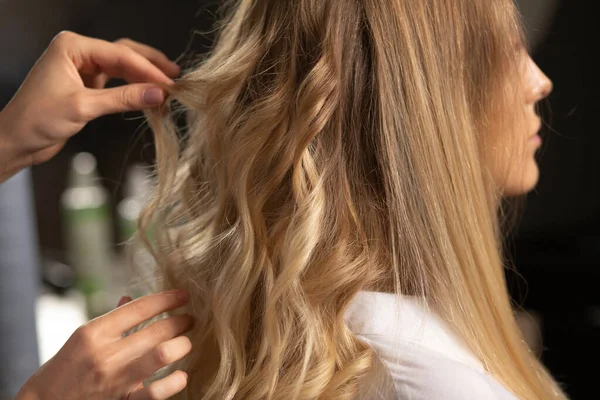 Cabeleireiro Faz Cachos Longo Cabelo Loiro Para Uma Bela Jovem — Fotografia de Stock