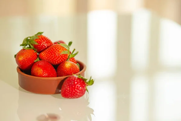 Pile Red Tasty Strawberries Leaves Clay Plate Glass Table Empty — Stock Photo, Image