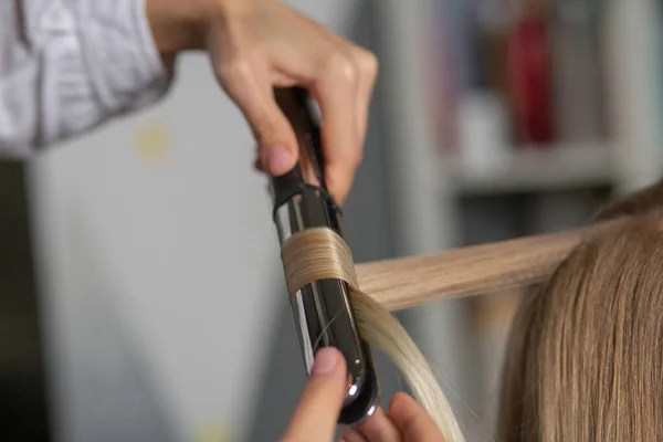 Closeup Shot Hairdresser Making Curls Styling Iron Blond Woman Hair — Stock Photo, Image