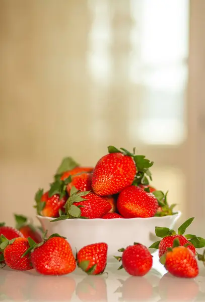 Fresh Yummy Strawberries Leaves White Ceramic Plate Glass Table — Stock Photo, Image