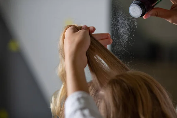 Närbild Skott Frisörens Hand Tillämpa Styling Pulver Hårrötterna För Volym — Stockfoto