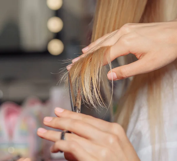 Primer Plano Mano Peluquero Cortando Pelo Del Cliente Después Morir — Foto de Stock