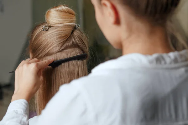 Hairdresser Combs Client Long Healthy Hair Dying Beauty Salon — Stock Photo, Image