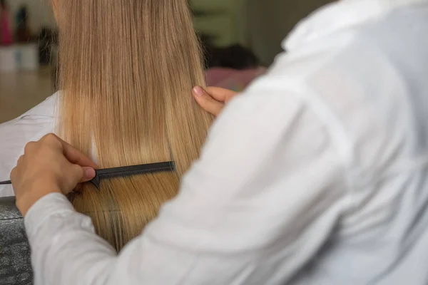 Парикмахер Расчесывает Длинные Волосы Клиента После Смерти Салоне Красоты — стоковое фото