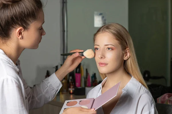 Makeup Artist Applying Highlighter Client Beauty Salon Woman Work Natural — Stock Photo, Image