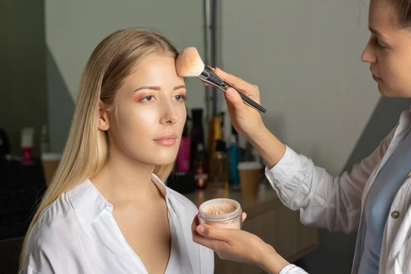 Makeup Artist Using Natural Brush Applying Loose Powder Client Beauty — Stock Photo, Image