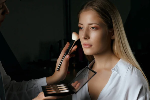 Makeup Artist Applying Bronzer Blond Woman Beauty Salon Woman Work — Stock Photo, Image