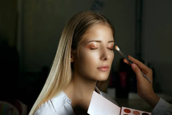 Makeup Artist Applying Eye Shadowto Client Beauty Salon Woman Work — Stock Photo, Image