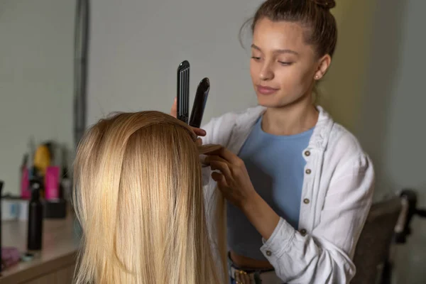 Woman Hairdresser Using Corrugation Iron Make Root Volume Female Hair — Stock Photo, Image