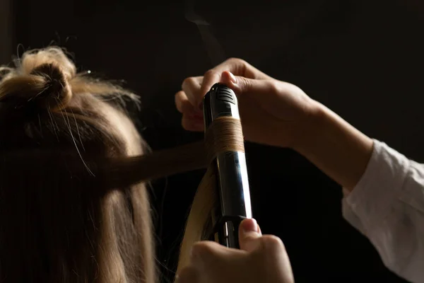 Curling Female Hair Iron Beauty Salon Closeup Shot — Stock Photo, Image
