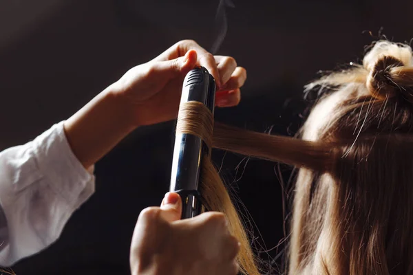 Cabeleireiro Curling Cabelo Mulher Com Ferro Salão Beleza Tiro Perto — Fotografia de Stock