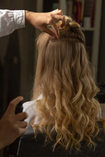 Hairdresser Does Styling Blond Woman Hair Salon Closeup Shot — Stock Photo, Image