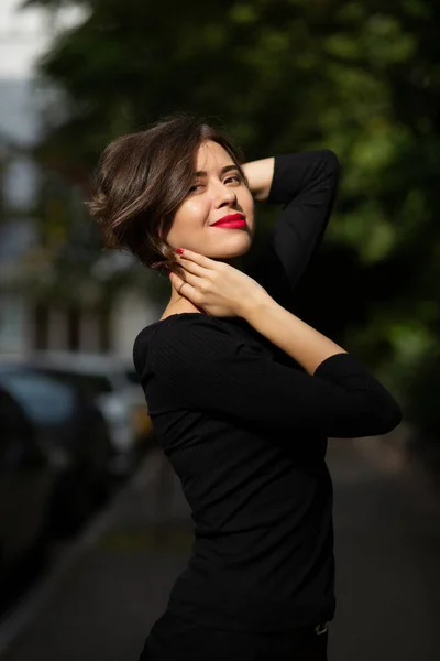 Entzückende Stilvolle Frau Mit Lebhaftem Make Klassischer Schwarzer Kleidung Die — Stockfoto