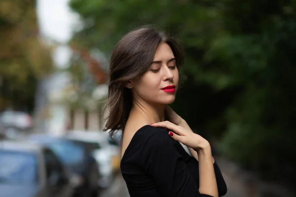 Mulher Morena Elegante Impressionante Com Lábios Vermelhos Usa Vestido Preto — Fotografia de Stock