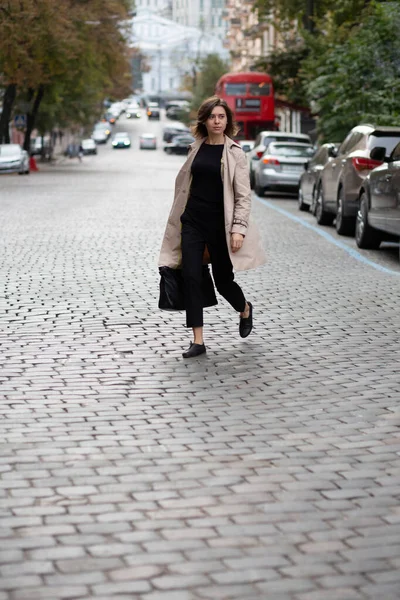 Selbstbewusste Junge Frau Schicken Outfit Überquert Die Straße Schuss Voller — Stockfoto