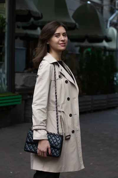 Street Shot Mujer Elegante Sonriente Con Maquillaje Desnudo Lleva Abrigo — Foto de Stock