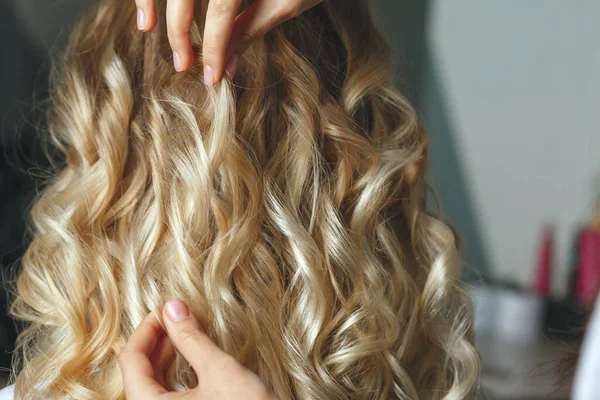 Hairdresser Hands Touching Woman Curls Styling Beauty Salon Closeup Sho — Stock Photo, Image