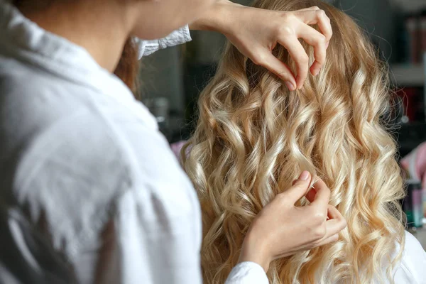 Frisör Röra Vid Vackra Klientens Hår Efter Styling Skönhetssalong Närbild — Stockfoto