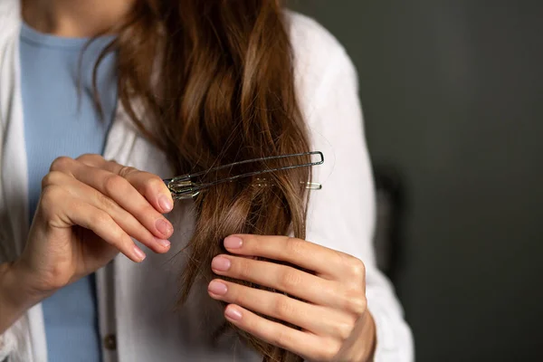 Woman Hairdresser Holding Hair Clip Beauty Salon Closeup Shot — Stock Photo, Image