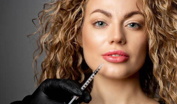 Attractive Blond Woman Curly Hair Having Lip Augmentation Injection Beauty — Stock Photo, Image