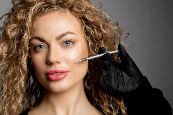 Mulher Loira Bonita Com Cabelo Encaracolado Tendo Injeção Envelhecimento Salão — Fotografia de Stock