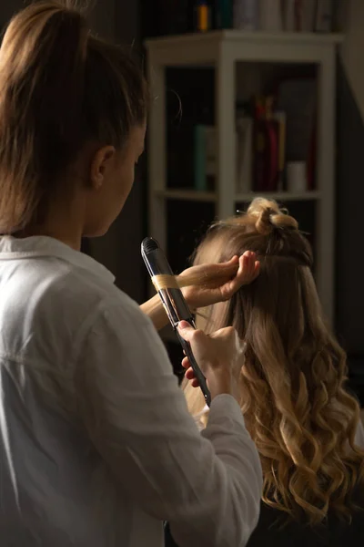 美容室で働くプロセス 女性の髪のスタイリストは カール鉄とブロンドの女性にカールを作ります 閉鎖ショット — ストック写真