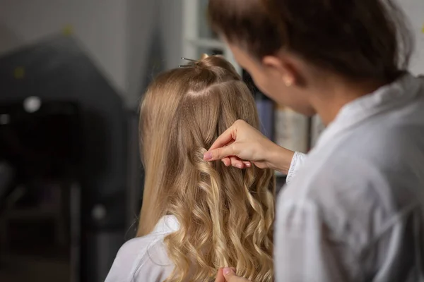 Närbild Skott Frisör Händer Röra Vackra Kundens Lockar Frisyr — Stockfoto