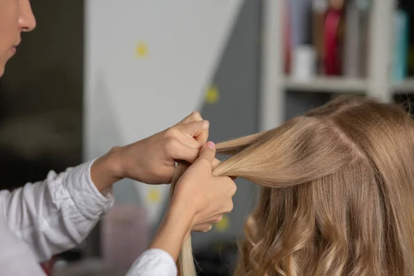 Peluquería Hace Peinado Una Mujer Rubia Cliente Salón Belleza —  Fotos de Stock