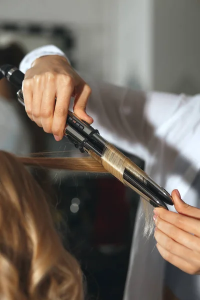 Profesjonalny Fryzjer Pracujący Blondynką Salonie Fryzjerskim Wykonywanie Pięknych Loków Lokówką — Zdjęcie stockowe