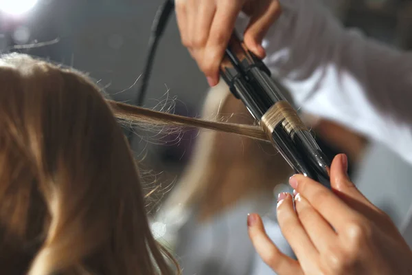 Zbliżenie Fryzjerkę Pracującą Blondynką Salonie Fryzjerskim Wykonywanie Pięknych Loków Lokówką — Zdjęcie stockowe