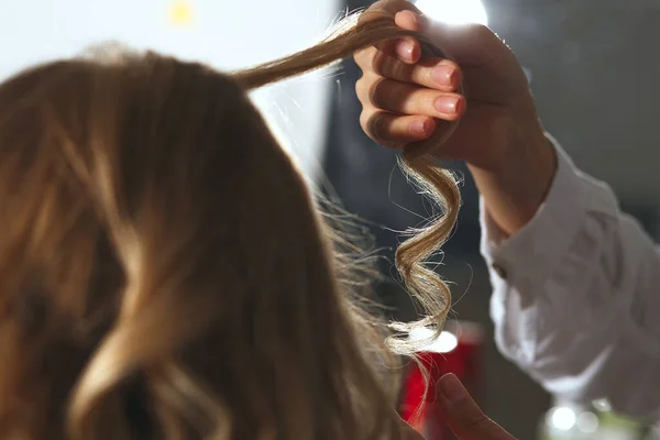 Peluquería Mano Sosteniendo Rizo Del Cliente Durante Peinado Salón Belleza — Foto de Stock