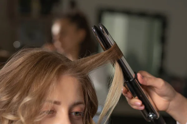 Closeup Shot Hairdresser Working Blond Woman Hair Salon Making Curls — Stock Photo, Image