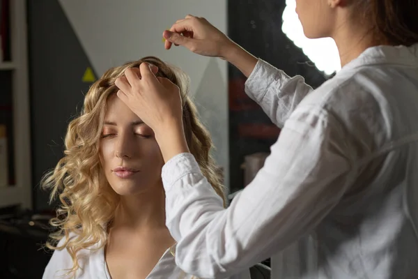 Coiffeur Professionnel Touchant Les Cheveux Client Après Coiffage Dans Salon — Photo