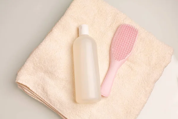 Natural Hair Shampoo Comb Lying Bath Towel Bathroom Space Text — Stock Photo, Image