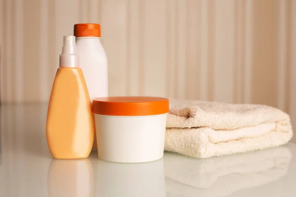 Bottles Shampoo Mask Hair Lotion Bath Towel Desk Neutral Beige — Stock Photo, Image
