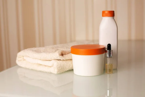 Bottles Hair Shampoo Serum Conditioner Bath Towel Desk Neutral Beige — Stock Photo, Image