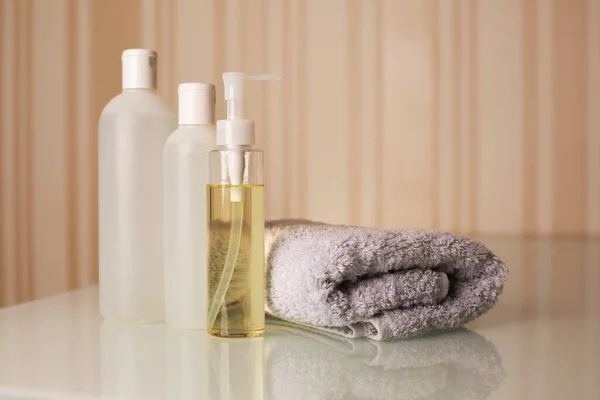 Bottles Hair Shampoo Shower Gel Micellar Oil Bath Towel Desk — Stock Photo, Image