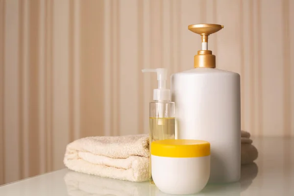 Bottles Hair Shampoo Cleansing Oil Body Butter Bath Towel Desk — Stock Photo, Image
