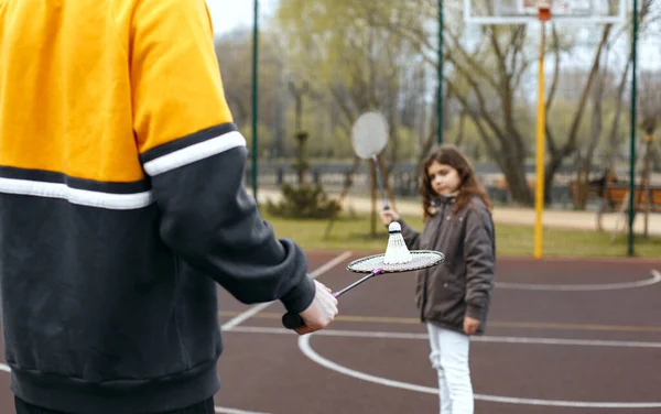 Menina Encaracolado Com Cabelo Comprido Jogando Badminton Com Seu Irmão — Fotografia de Stock