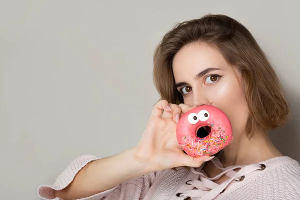 Grappige Jonge Brunette Vrouw Met Zoete Donut Met Roze Glazuur — Stockfoto