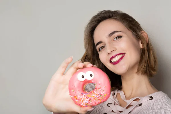 Vrolijke Jonge Brunette Vrouw Met Zoete Donut Met Roze Glazuur — Stockfoto