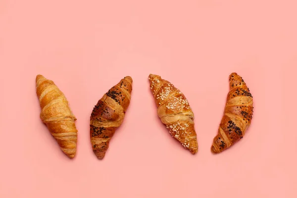 Vier Franse Croissants Met Chocolade Karamel Vulling Liggend Een Roze — Stockfoto