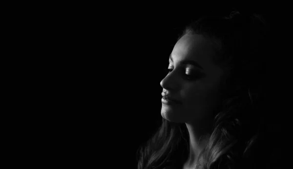 Черно Белый Портрет Удивительной Молодой Женщины Позирующей Тени Студии Пустое — стоковое фото