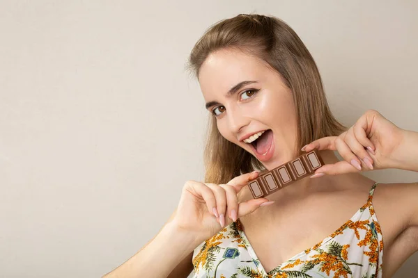 Mulher Morena Adorável Alegre Segurando Uma Pequena Barra Chocolate Fundo — Fotografia de Stock